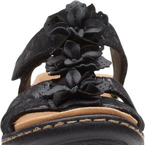 NWT Clarks Collection Women's Size 8 Med BLACK TEXTILE Floral Detail Sandals